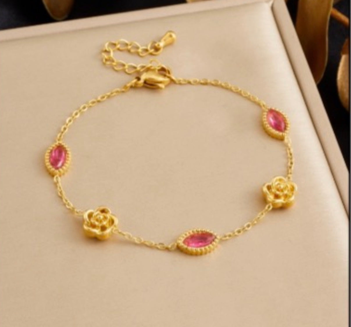 Signature Charm Bracelet - Goldener Akzent
