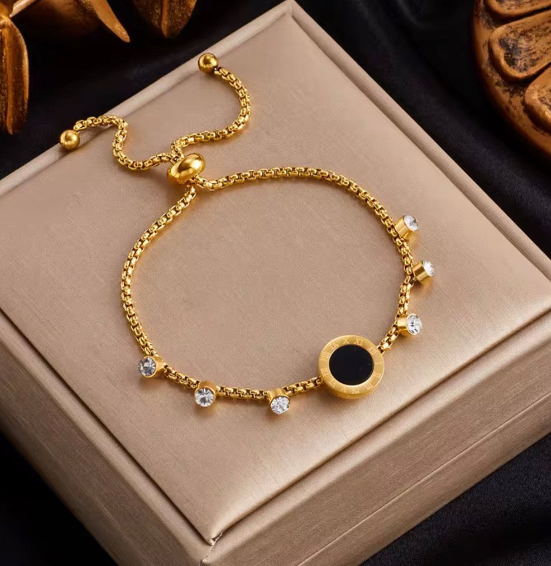 Signature Charm Bracelet - Goldener Akzent