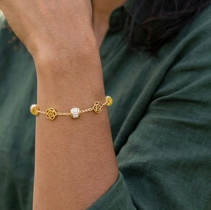 Signature Charm Bracelet - Goldener Akzent