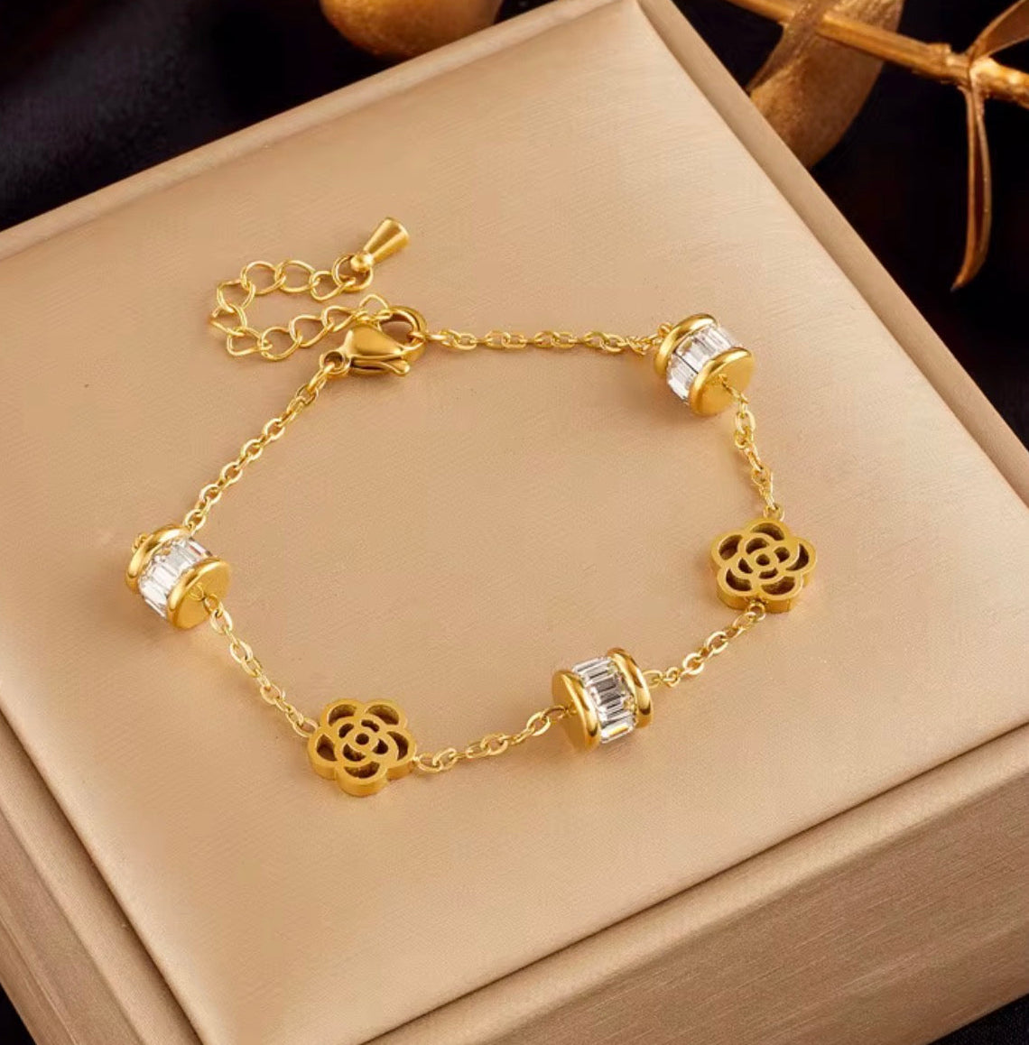 Signature Charm Bracelet - Goldener Akzent