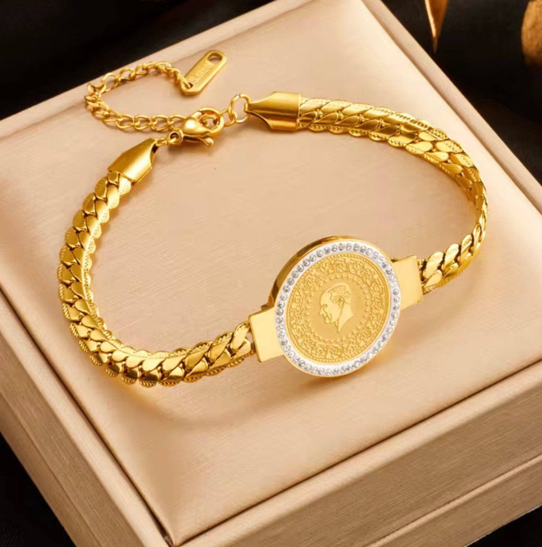 Signature Charm Bracelet - Goldener Akzent