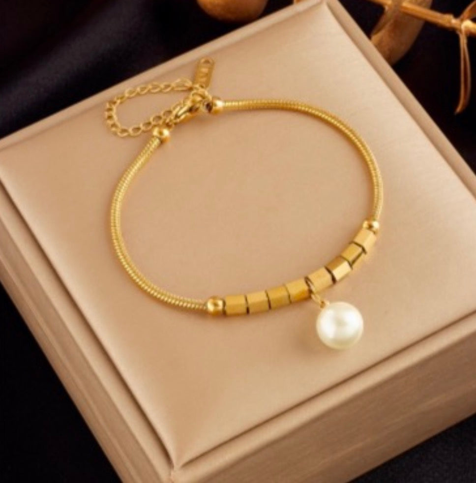 Signature Charm Bracelet - Goldener Akzent